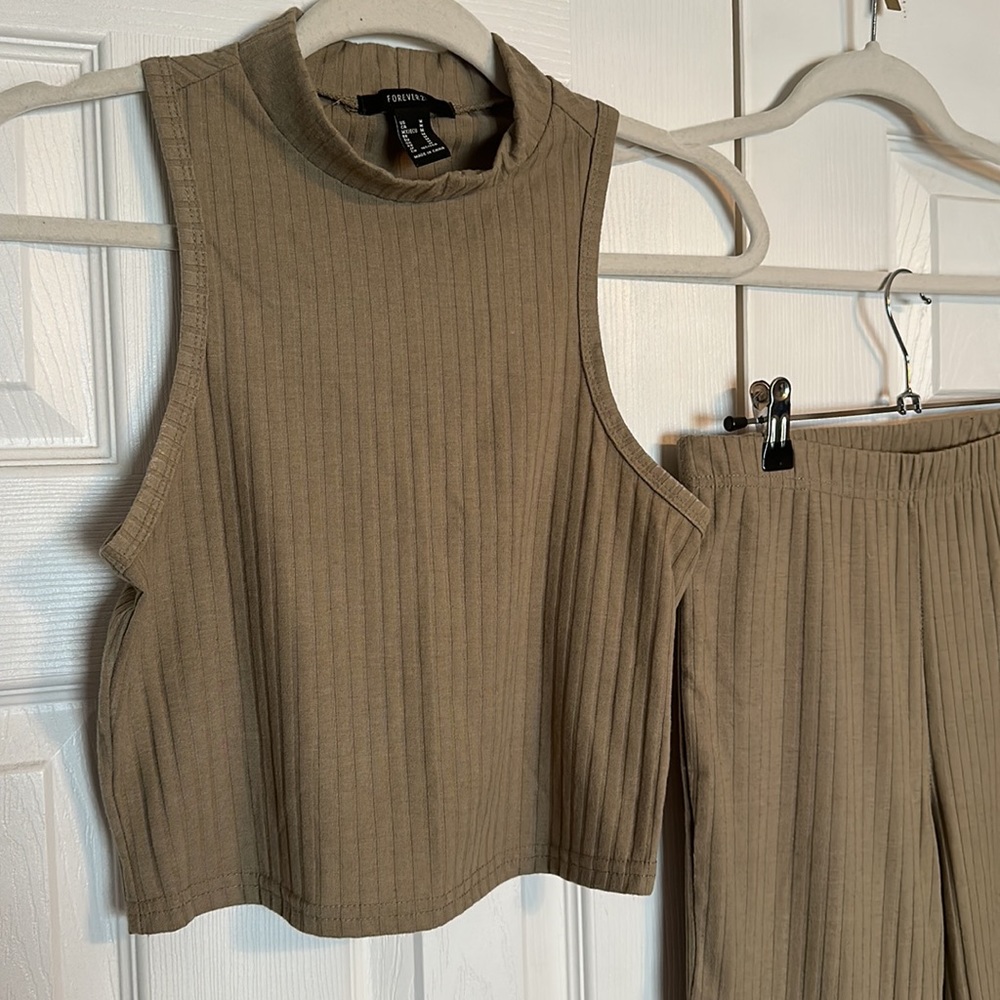 Forever 21 Matching lounge set in Olive green. Size M. - Picture 2 of 4